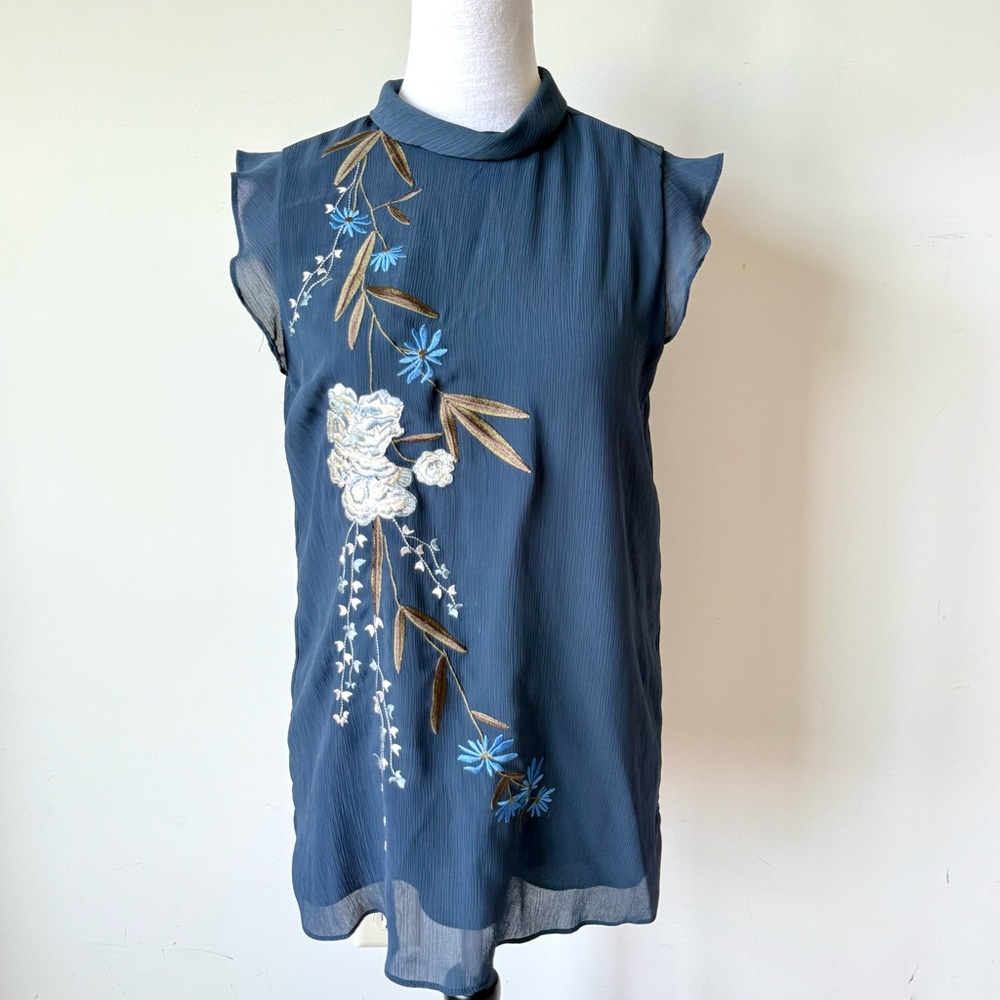 BELLE VERE Floral Embroidered Sleeveless Mock Neck Blouse—SZ. Small